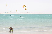 Marokko, Oued Ed-Dahab, Dakhla, Blick auf einen Kite-Surfing-Spot in der Wüste