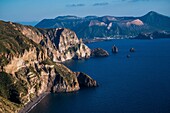 Italien, Sizilien, Liparische Inseln, die von der UNESCO zum Weltkulturerbe erklärt wurden, Lipari, Insel Vulcano vom Aussichtspunkt von Quattrocchi