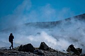 Italien, Sizilien, Äolische Inseln, die zum UNESCO-Welterbe gehören, Vulcano, Wanderung um den zentralen Krater