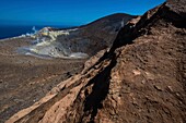 Italien, Sizilien, Äolische Inseln, die zum UNESCO-Welterbe gehören, Vulcano, Wanderung um den zentralen Krater