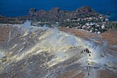 Italien, Sizilien, Äolische Inseln, die zum UNESCO-Welterbe gehören, Vulcano, Wanderung um den zentralen Krater