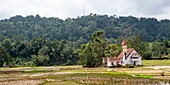 Indonesien, Insel Sulawesi, Toraja-Land, Tana Toraja, Rantepao-Gebiet, Sadan Tobarana, Kirche in Reisfeldern