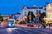 Sweden, Vastra Gotaland, Goteborg (Gothenburg), trams on the main street Kungsportsavenyen with a view of the Stora Teatern and the Beaux-Arts museum