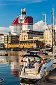 Schweden, Vastra Gotaland, Göteborg (Göteborg), der Wolkenkratzer Gotheborgs-Utkiken und das Segelboot Viking im Hafen von Lilla bommen