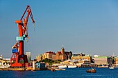 Schweden, Vastra Gotaland, Göteborg (Göteborg), die ehemaligen Werften von Lundbyvassen, Gebäude der Firma ASECO am Packhusplatsen mit Blick auf den Hafen und Kvarnberget und seine Uhr