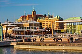 Schweden, Vastra Gotaland, Göteborg (Göteborg), Stenpiren mit Blick auf die Gebäude der Firma ASECO am Packhusplatsen mit Blick auf den Hafen und Kvarnberget und seine Uhr