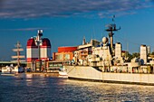 Schweden, Vastra Gotaland, Göteborg (Göteborg), der Wolkenkratzer Gotheborgs-Utkiken, das schwimmende Schifffahrtsmuseum, dessen Segelschiff Viking am Lilla bommens hamm anlegt