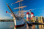 Schweden, Vastra Gotaland, Göteborg (Göteborg), der Wolkenkratzer Gotheborgs-Utkiken und das Segelboot Viking des schwimmenden Schifffahrtsmuseums am Hafen Lilla bommens hamm