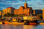 Schweden, Vastra Gotaland, Göteborg (Göteborg), das schwimmende Schifffahrtsmuseum und Kvarnberget und seine Uhr