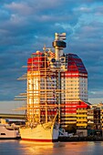 Schweden, Vastra Gotaland, Göteborg (Göteborg), der Wolkenkratzer Gotheborgs-Utkiken und das schwimmende Schifffahrtsmuseum mit dem Segelboot Viking an den Docks von Lilla bommens hamm