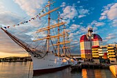 Schweden, Vastra Gotaland, Göteborg (Göteborg), der Wolkenkratzer Gotheborgs-Utkiken und das schwimmende Schifffahrtsmuseum mit dem Segelboot Viking an den Docks von Lilla bommens hamm