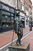 Ireland, Dublin, Earl Street, the statue of the famous writer James Joyce