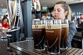 Irland, Dublin, Guinness Storehouse, Museum in der Fabrik, das die Geschichte des berühmten irischen Biers nachzeichnet, mit einer Bar auf dem Dach und Verkostungen