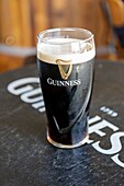 Irland, Dublin, Guinness Storehouse, Museum in der Fabrik, das die Geschichte des berühmten irischen Biers nachzeichnet, mit einer Bar auf dem Dach und Verkostungen