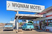 Vereinigte Staaten, Arizona, Route 66, Holbrook, Wigwam Motel, eingetragen im Nationalen Verzeichnis historischer Stätten, mit Sammlerfahrzeugen