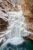 Kanada, Alberta, Kanadische Rocky Mountains, die zum UNESCO-Welterbe gehören, Banff National Park, Johnston Canyon Lower Falls im Winter