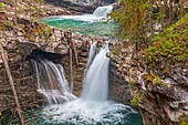 Kanada, Alberta, Kanadische Rocky Mountains, die zum UNESCO-Welterbe gehören, Banff National Park, Johnston Canyon Lower Falls im Winter