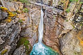 Kanada, Alberta, Kanadische Rocky Mountains, die zum UNESCO-Welterbe gehören, Banff National Park, Johnston Canyon Lower Falls im Winter