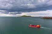 Irland, Grafschaft Fingal, nördliche Vororte von Dublin, Howth, Fischerboot beim Verlassen des Hafens, vor, der wilden Insel Ireland's Eye