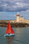 Irland, Grafschaft Fingal, nördliche Vororte von Dublin, Howth, die Rückkehr eines Segelbootes in den Hafen, vorbei am Leuchtturm der Stadt