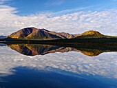 Vereinigte Staaten, Alaska, Landschaftsreflexion in einem See an der Straße nach Valdez