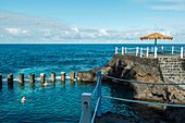 Spanien, Kanarische Inseln, La Palma, Touristenpaar beim Baden in einem Meerwasserpool