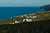 Spanien, Kanarische Inseln, La Palma, Blick auf eine felsige und vulkanische Küstenlinie unter tropischem und ozeanischem Klima