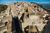 Italien, Sizilien, Erice, befestigte mittelalterliche Stadt oberhalb von Trapani, Gesamtansicht vom Glockenturm des Duomo dell'Assunta oder Mariä Himmelfahrt-Kuppel