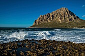 Italy, Sicily, Cornino, strong waves in front of Monte Cofano