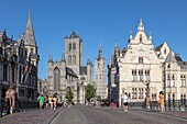 Belgien, Ostflandern, Gent, Blick von der Saint-Michel-Brücke auf die Sankt-Nikolaus-Kirche und den Glockenturm der Tuchhalle