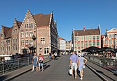 Belgien, Ostflandern, Gent, Grasbrug-Brücke, die die Lys überspannt und die Graslei (Kräuterkai) und die Korenlei (Weizenkai) verbindet