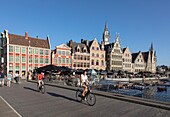 Belgien, Ostflandern, Gent, Graslei (Quai aux Herbes), entlang der Lys, Touristenboote und reiche alte Häuser, die Handelsgilden beherbergten