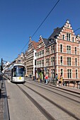 Belgien, Ostflandern, Gent, Fassaden traditioneller flämischer Häuser in der rue du Château (Burgstraat) und Straßenbahn