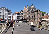 Belgien, Ostflandern, Gent, Grasbrug-Brücke, die die Lys überspannt und die Graslei (Kräuterkai) und die Korenlei (Weizenkai) verbindet