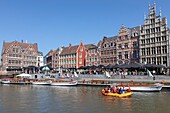 Belgien, Ostflandern, Gent, Graslei (Quai aux Herbes), entlang der Lys, Touristenboote und reiche alte Häuser, die Handelsgilden beherbergten