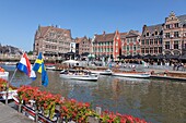 Belgien, Ostflandern, Gent, Graslei (Quai aux Herbes), entlang der Lys, Touristenboote und reiche alte Häuser, die Handelsgilden beherbergten