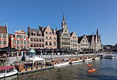 Belgien, Ostflandern, Gent, Graslei (Quai aux Herbes), entlang der Lys, Touristenboote und reiche alte Häuser, die Handelsgilden beherbergten