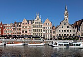 Belgien, Ostflandern, Gent, Graslei (Quai aux Herbes), entlang der Lys, Touristenboote und reiche alte Häuser, die Handelsgilden beherbergten