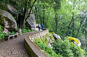 Portugal, Sintra, Das Schloss der Mauren (Castelo dos Mouros), Park, Touristen