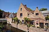 Belgien, Westflandern, Brügge, historisches Zentrum (UNESCO-Welterbe), Haus neben dem Park des fürstlichen Beginenhofs der Rebe