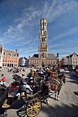 Belgien, Westflandern, Brügge, historisches Zentrum (UNESCO-Welterbe), Grand Place, Kutschen vor dem Belfried über der Tuchhalle