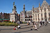 Belgium, West Flanders, Bruges, historical center listed as a UNESCO World Heritage, Grand Place, Provinciaal Hof or provincial palace, the historium museum and statue of Jan Breydel and Pieter de Coninck who headed the Bruges Mornings of 1302 massacring supporters of the King of France