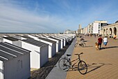 Belgien, Westflandern, Ostende, Uferpromenade, weiße Strandkabinen aufgereiht im Sand