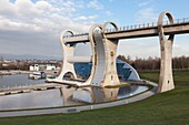 Vereinigtes Königreich, Schottland, Falkirk Wheel, außergewöhnliche Schleuse, die als rotierendes Schiffshebewerk zwischen dem Clyde Canal und dem Forth Canal dient, Blick auf das untere Becken und den oberen Kanal