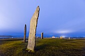 Vereinigtes Königreich, Schottland, Orkney-Inseln, Festland, Nachtansicht der Stehenden Steine von Stenness, Herzstück der neolithischen Orkney-Inseln, von der UNESCO zum Weltkulturerbe erklärt