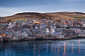 Vereinigtes Königreich, Schottland, Orkney-Inseln, Festland, Stromness, Hafen bei Nacht, von der abfahrenden Fähre aus gesehen