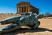 Italien, Sizilien, Agrigente, archäologischer Park des Tals der Tempel, von der UNESCO zum Weltkulturerbe erklärt, Tempel der Konkordie, Bronzestatue von Icare