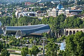 Georgien, Tiflis, Panorama von der Narikala-Festung, im Hintergrund die Rike-Konzerthalle und der Präsidentenpalast