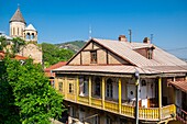 Georgien, Tiflis, Alt-Tiflis oder Dzveli Kalaki, Stadtteil Bethlehem (oder Kldisoubani), traditionelles Haus und Bethlehemkirche