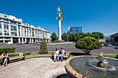 Georgien, Tiflis, Freiheitsplatz und Freiheitsdenkmal mit der Darstellung des Heiligen Georg, der den Drachen tötet